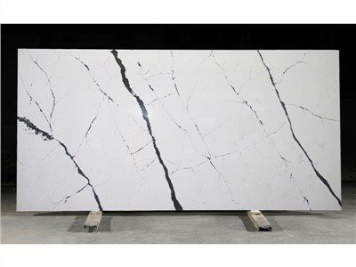 Lempengan Batu Kuarsa Yang Terlihat Seperti Marmer Calacatta Putih